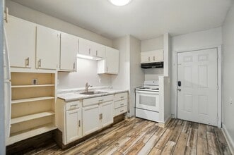 3032 Colerain Ave in Cincinnati, OH - Foto de edificio - Building Photo