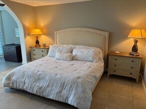 737 Bayport Wy, Unit D in Longboat Key, FL - Foto de edificio - Building Photo