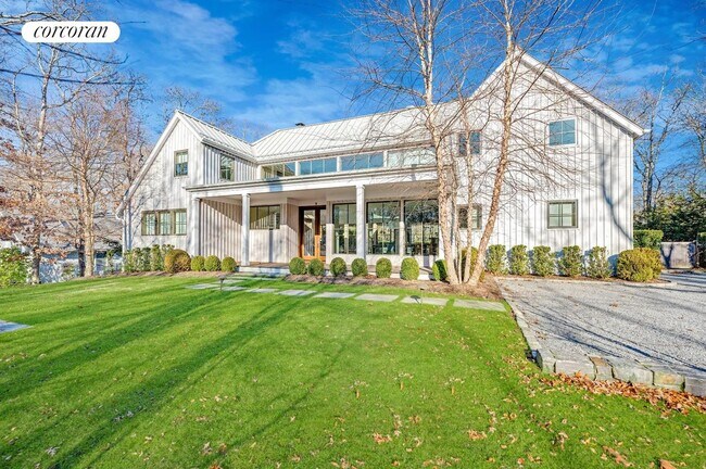 74 Hillside Dr E in Sag Harbor, NY - Building Photo - Building Photo