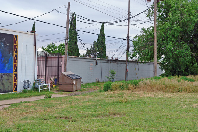 2304 Fir Ave in Lubbock, TX - Foto de edificio - Building Photo