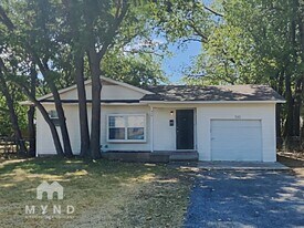 510 E University Ave in Waxahachie, TX - Building Photo