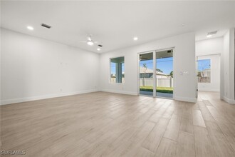613 NW 17th Ave in Cape Coral, FL - Foto de edificio - Building Photo