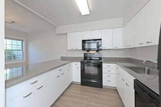 Mariner's Hill Apartments in Marshfield, MA - Building Photo - Interior Photo