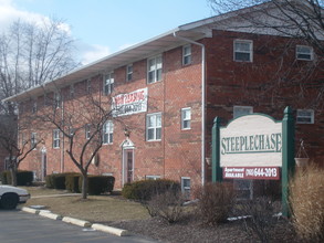 Steeplechase Apartments in Anderson, IN - Foto de edificio - Building Photo