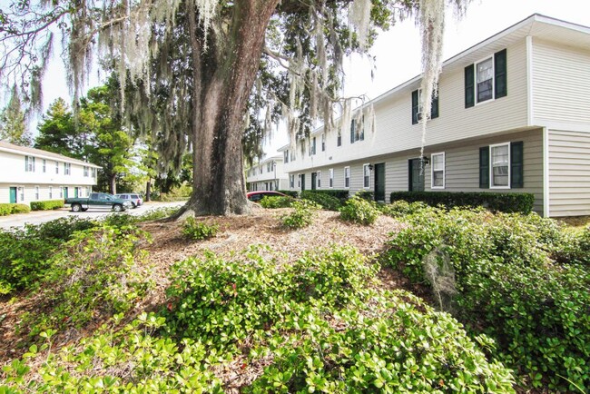 Lakewood Lodge in Hanahan, SC - Building Photo - Building Photo