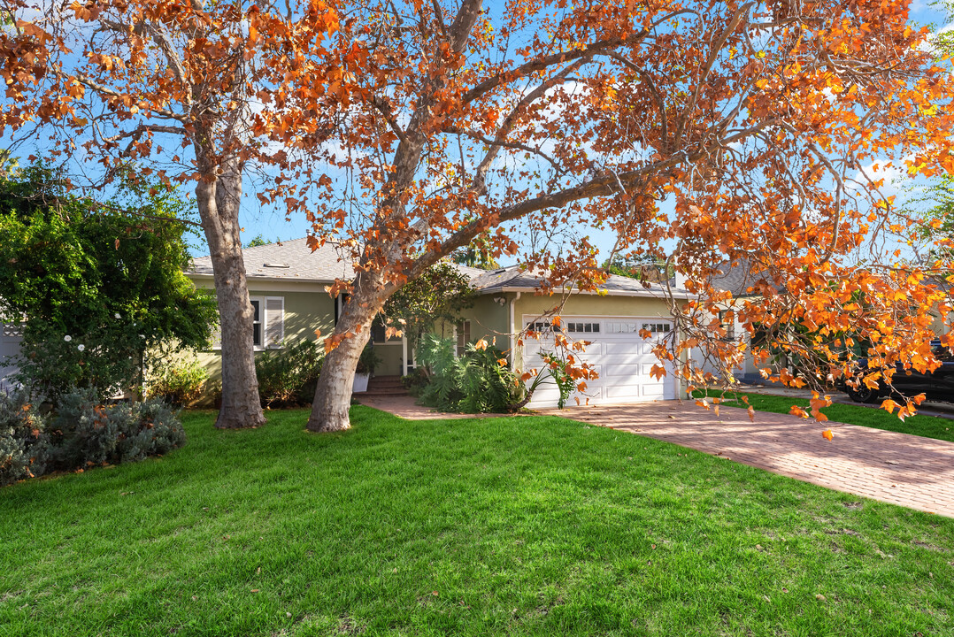 5702 Vesper Ave in Van Nuys, CA - Foto de edificio