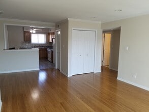 9480 Bay Colony Dr in Des Plaines, IL - Building Photo - Building Photo