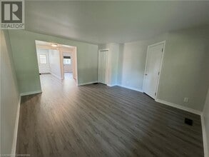 100 Lake Ave Dr in Hamilton, ON - Building Photo - Building Photo