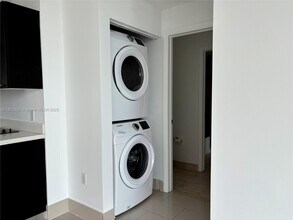 90 SW 3rd St in Miami, FL - Building Photo - Building Photo