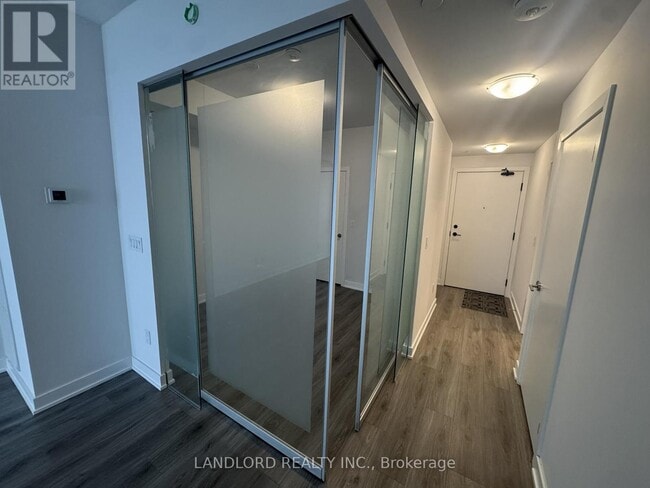 4130 Parkside Village Dr in Mississauga, ON - Building Photo - Building Photo