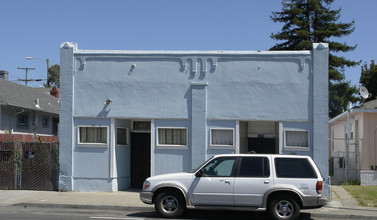 5466 Bancroft Ave in Oakland, CA - Foto de edificio - Building Photo