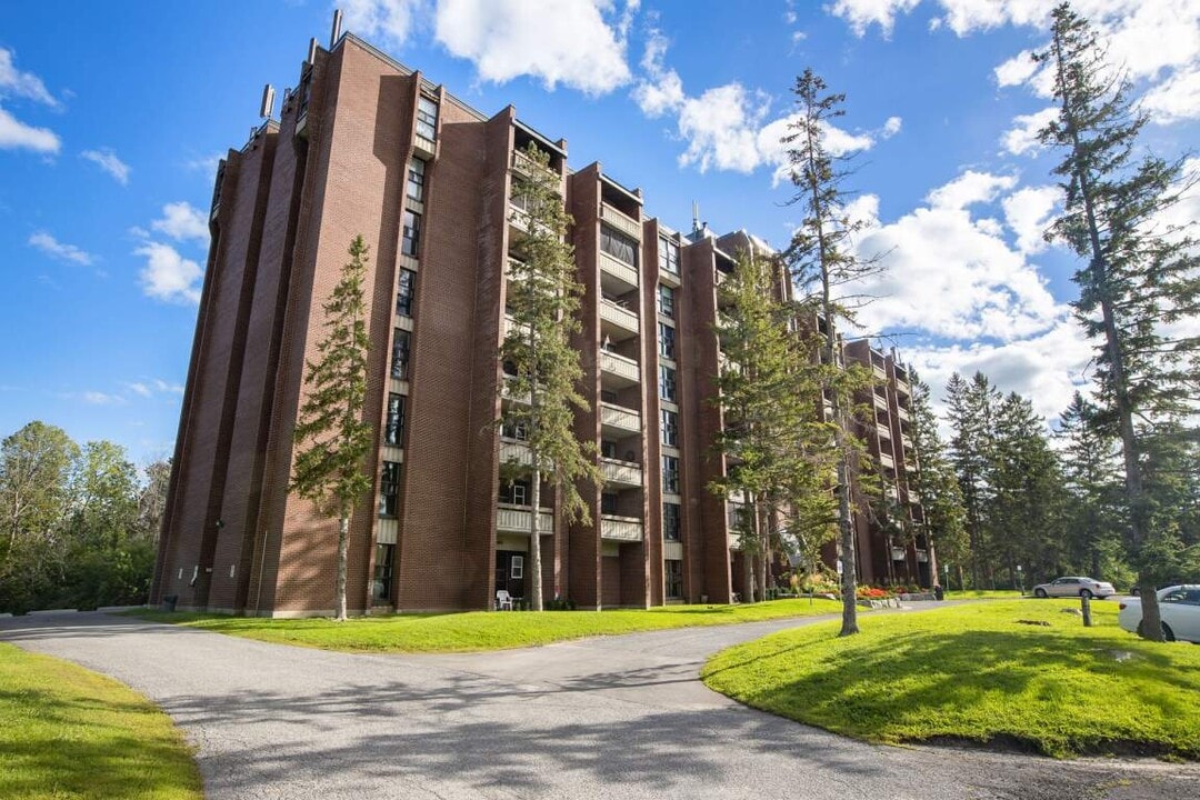 Willowbrook Apartments in Ottawa, ON - Building Photo