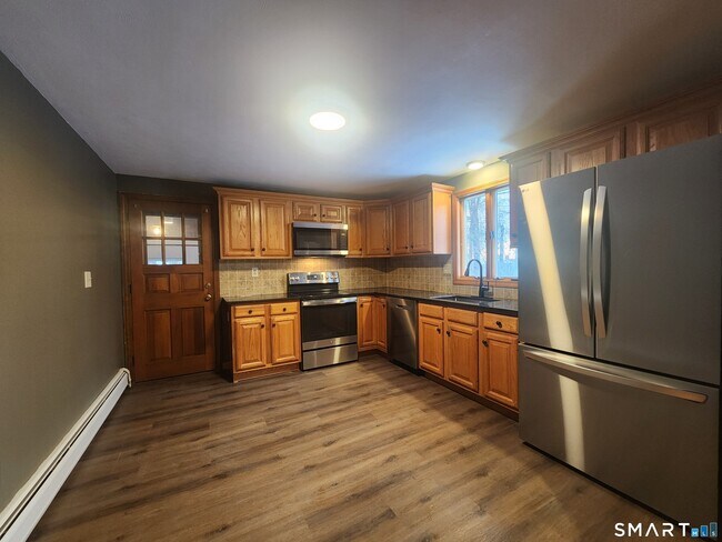 8 Quinn St in Stafford, CT - Building Photo - Building Photo