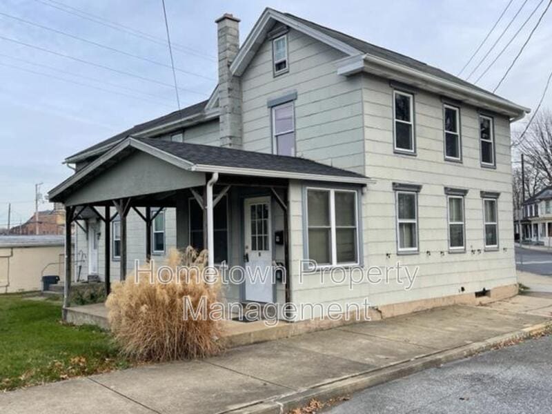 11 E Donegal St in Mount Joy, PA - Building Photo