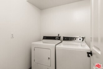 2667 Menlo Ave in Los Angeles, CA - Foto de edificio - Building Photo