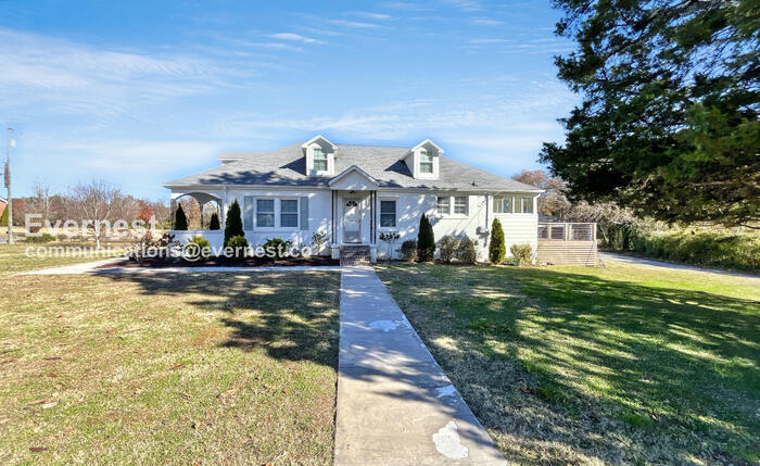 1618 Hickory Valley Rd in Chattanooga, TN - Building Photo