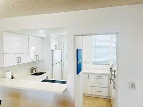 3020 Marcos Dr, Unit S509 in Aventura, FL - Building Photo - Building Photo