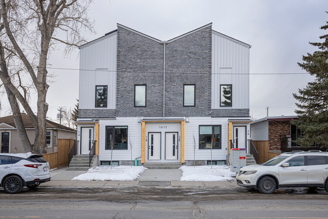 1615 20 Av NW in Calgary, AB - Building Photo