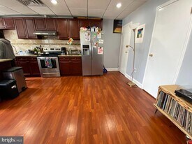 458 E Girard Ave in Philadelphia, PA - Building Photo