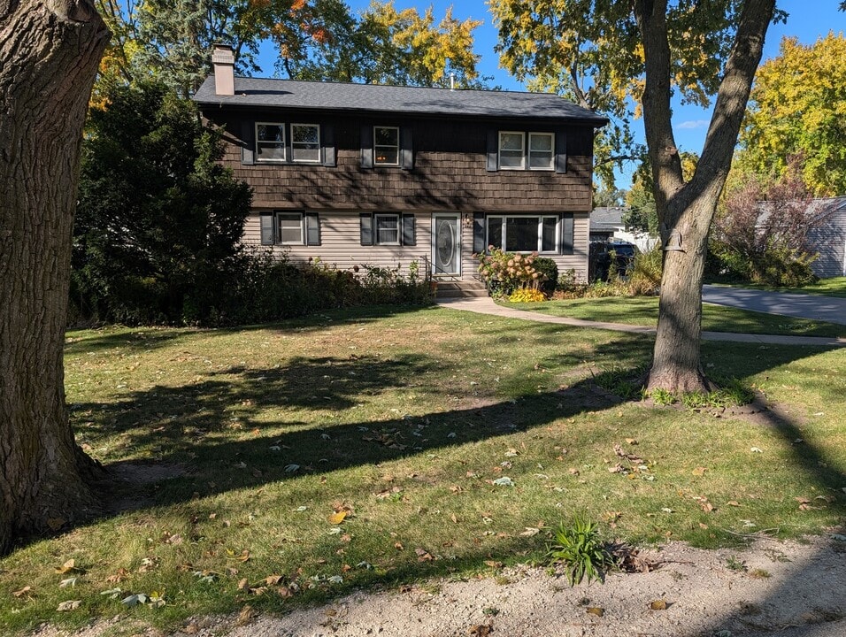 342 Sunrise Ave in Willowbrook, IL - Building Photo