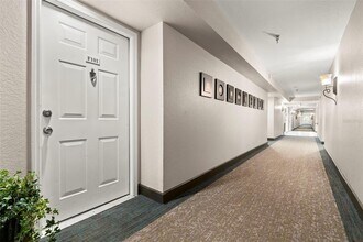 2323 Feather Sound Dr in Clearwater, FL - Building Photo - Building Photo