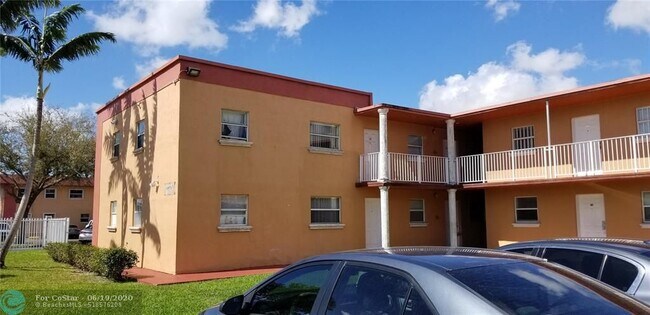 1245 W 24th St-Unit -221 in Hialeah, FL - Building Photo - Building Photo