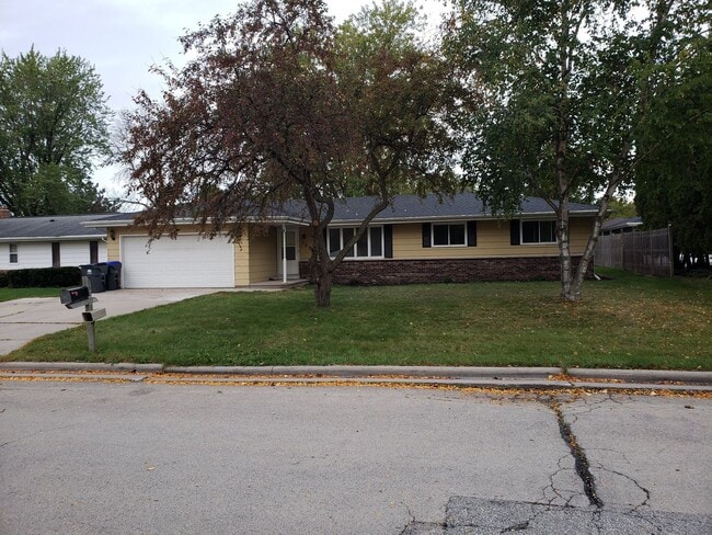 1325 Green Acres Ln in Neenah, WI - Foto de edificio - Building Photo