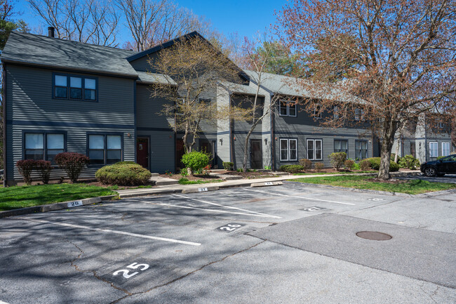 Winding Brook Village Condos in Taunton, MA - Foto de edificio - Building Photo