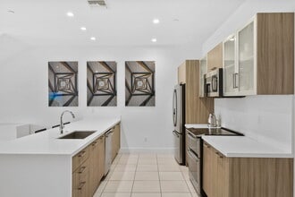 1034 NE 18th Ave, Unit 205 in Fort Lauderdale, FL - Foto de edificio - Building Photo