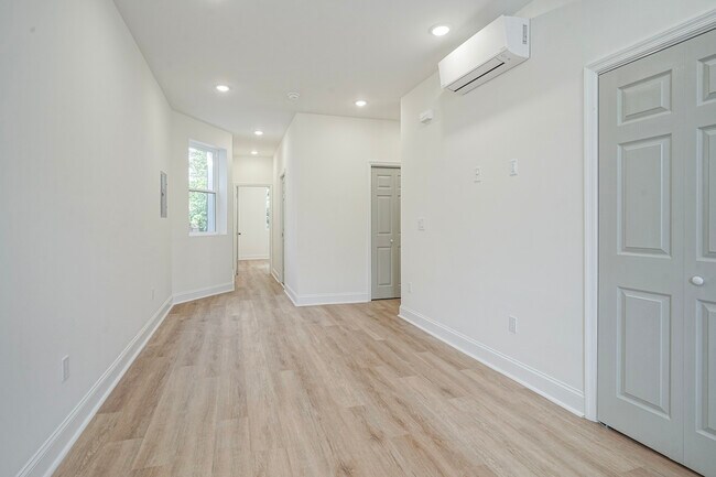 1934 S 23rd St, Unit 2 in Philadelphia, PA - Foto de edificio - Building Photo