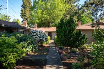 Villa Caprice in Salem, OR - Foto de edificio - Building Photo