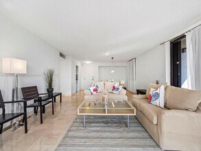 600 Biltmore Way, Unit 902 in Coral Gables, FL - Foto de edificio - Building Photo