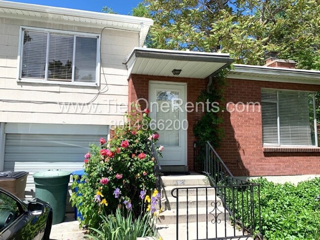 This property offers a NO DEPOSIT option available for qualified renters!