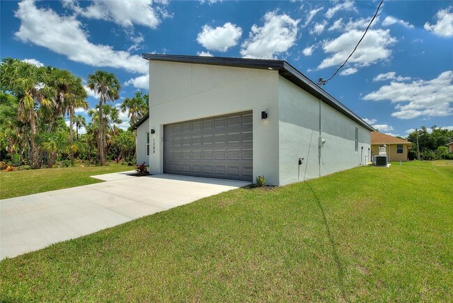 1175 E Hallmark Blvd in North Port, FL - Building Photo - Building Photo