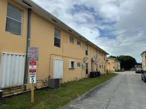 3855 SW 79th Ave, Unit 8 in Miami, FL - Foto de edificio - Building Photo