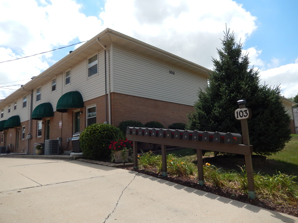 103 E Lincoln St in Normal, IL - Building Photo