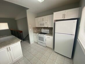 6370 W 27 Court, Unit Apt 204 in Hialeah, FL - Building Photo - Building Photo