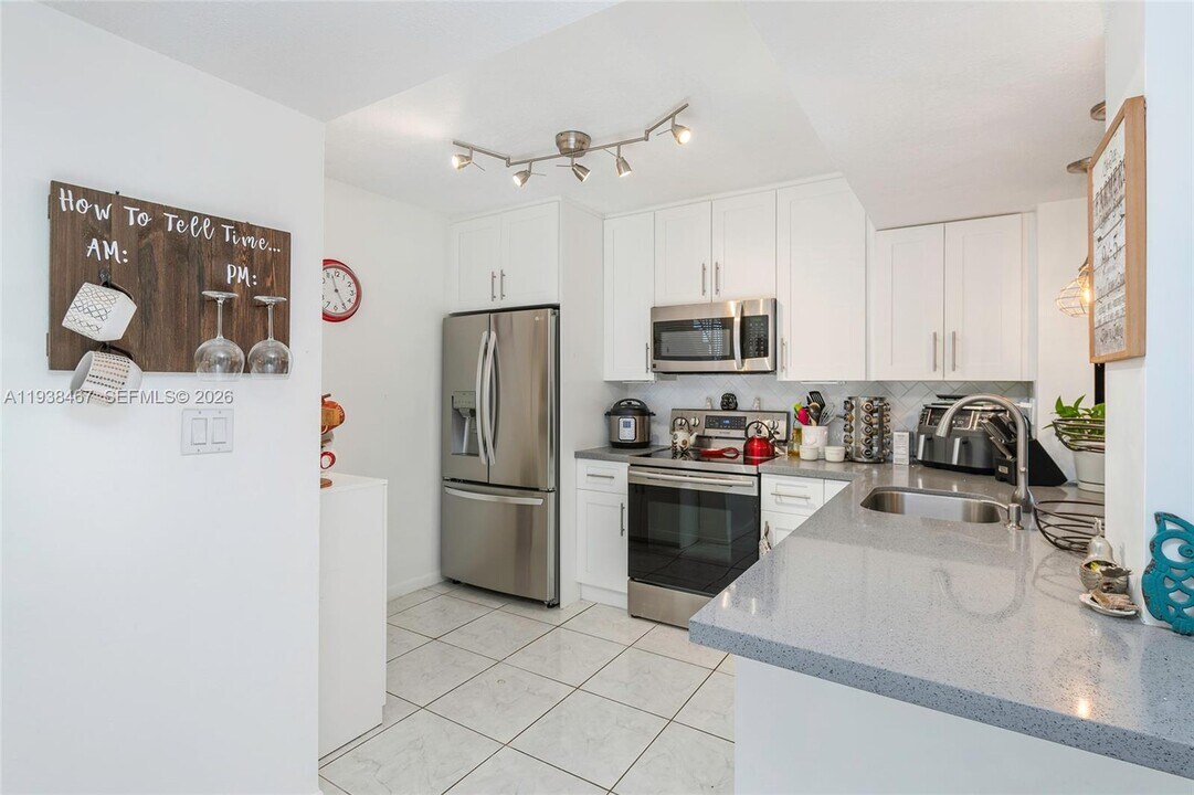 15761 SW 137th Ave in Miami, FL - Building Photo