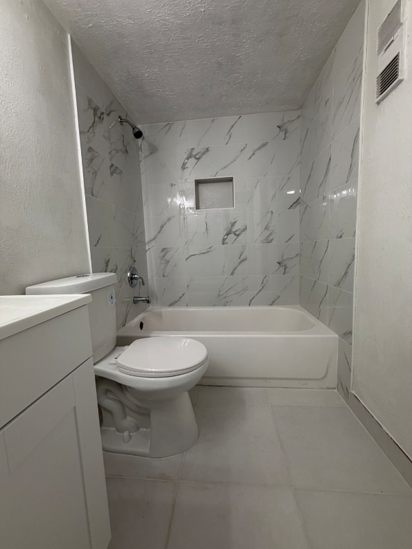 4136 Lakeside Dr in Tamarac, FL - Building Photo - Building Photo