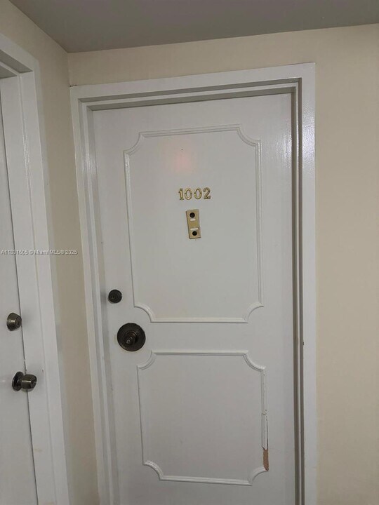 999 Brickell Bay Dr in Miami, FL - Building Photo