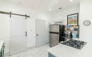 475 E French Pl in San Antonio, TX - Building Photo - Building Photo