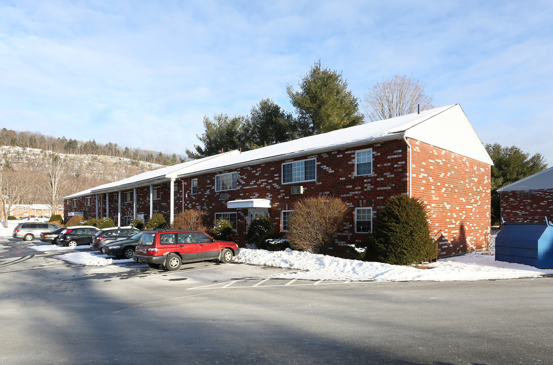 Lantern Court Apartments in Sunderland, MA - Building Photo