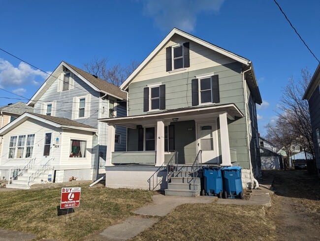property at 902 W 11th St