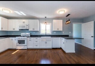 54 Aldrich Rd, Unit 2 in Bridgewater, MA - Building Photo - Building Photo
