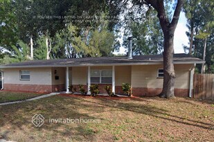 130 NE Madison Cir N in St. Petersburg, FL - Building Photo