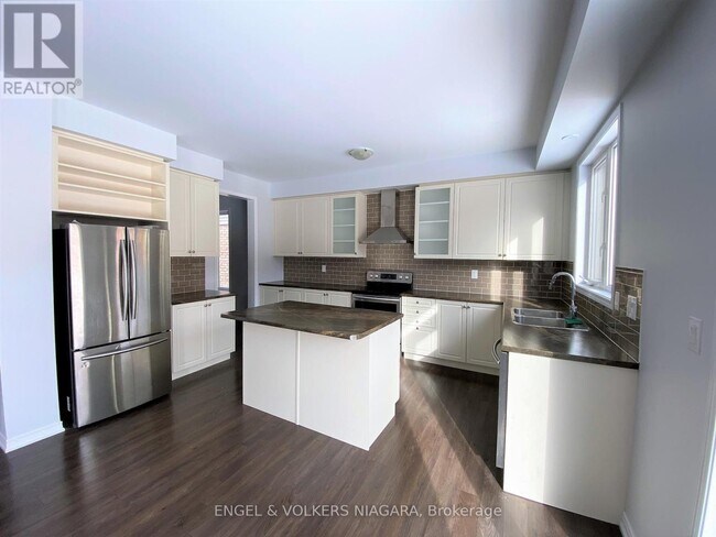 8576 Sweet Chestnut Dr in Niagara Falls, ON - Building Photo - Building Photo