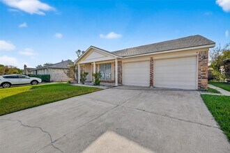 2018 Windy Meadow Dr in Sugar Land, TX - Foto de edificio - Building Photo