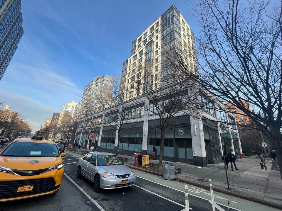 795 Columbus Ave in New York, NY - Building Photo