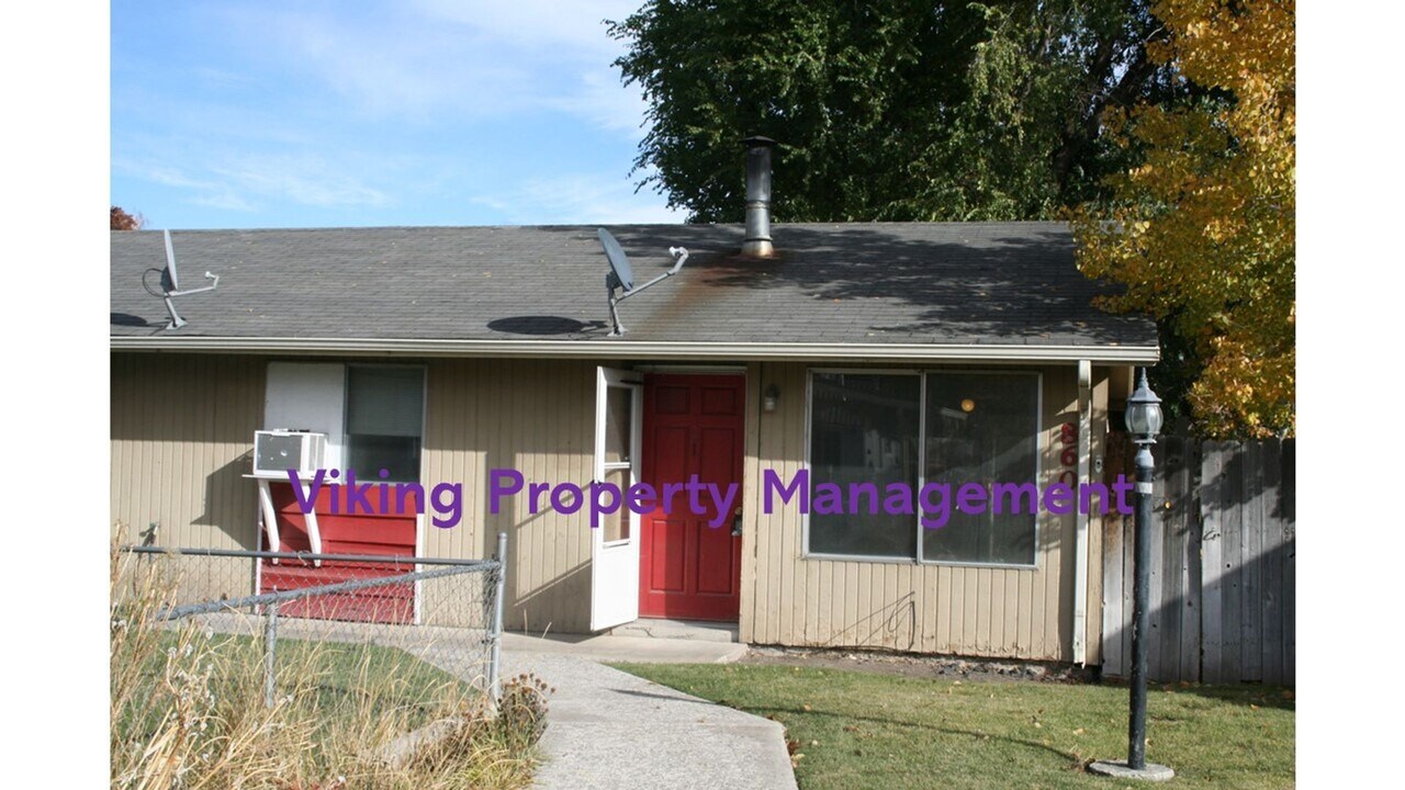 860 NE Court St in Prineville, OR - Building Photo