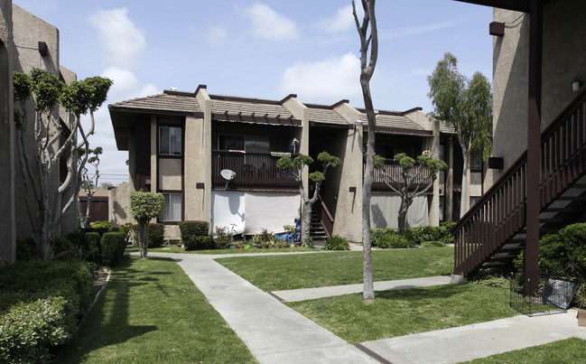 Bolsa West Apartments in Garden Grove, CA - Foto de edificio - Building Photo